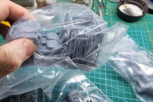 Load image into Gallery viewer, U.S. Army Terrain Vehicle Soldier 3 People Unpainted Resin Figure 38mm 50mm Unassembled Model