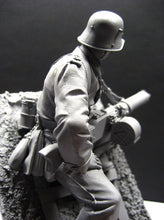 Load image into Gallery viewer, WWII Soldier 29th Division Infantry with Scene Unpainted Resin Figure 1/16 Scale Unassembled Model