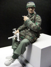 Load image into Gallery viewer, WWII Tank Soldier Smoking Unpainted Resin Figure 1/16 Scale Unassembled Model
