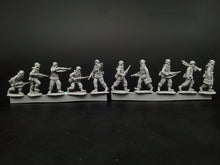 Load image into Gallery viewer, WWII German Winter Soldier 10 People Miniature Unpainted Resin Figure 1/72 Scale Unassembled Model