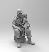 Load image into Gallery viewer, WWII US Army Soldier Holding Girl Unpainted Resin Figure 1/16 Scale Unassembled Model