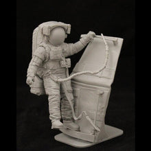 Load image into Gallery viewer, Astronaut Space Man with Scene Unpainted Resin Figure 1/24 Scale DIY Model Kit Unassembled Miniature for Hobbyists