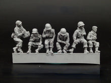 Load image into Gallery viewer, WWII U.S. Army Soldiers Resting 6 People Miniature Unpainted Resin Figure 1/72 Scale Unassembled Model