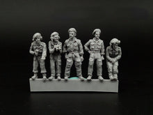 Load image into Gallery viewer, WWII British Armored Soldiers 5 People Miniature Unpainted Resin Figure 1/72 Scale Unassembled Model
