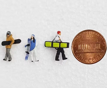 Load image into Gallery viewer, 3pcs Miniature Skier & Snowboarder Figures 1:87 Scale Model Diorama, Railway Scenery Craft Supplies