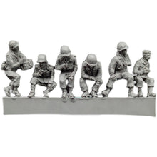 Load image into Gallery viewer, WWII U.S. Army Soldiers Resting 6 People Miniature Unpainted Resin Figure 1/72 Scale Unassembled Model