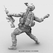 Load image into Gallery viewer, U.S. NAVY SEAL SCAR Mk.20 Sniper Soldier Throwing M18 Grenade Unpainted Resin Figure 1/16 Scale Unassembled Model