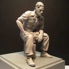 Load image into Gallery viewer, French Soldier Sitting Unpainted Resin Figure 1/16 Scale Unassembled Model