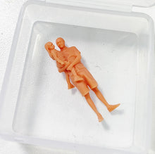 Load image into Gallery viewer, Miniature Father with Daughter Unpainted Figure 1/87 1/72 1/64 1/43 Scale Model for Dioramas and Scenery Layouts