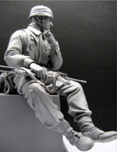 Load image into Gallery viewer, WWII Tank Soldier Smoking Unpainted Resin Figure 1/16 Scale Unassembled Model