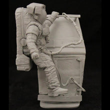 Load image into Gallery viewer, Astronaut Space Man with Scene Unpainted Resin Figure 1/24 Scale DIY Model Kit Unassembled Miniature for Hobbyists