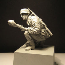 Load image into Gallery viewer, WWII Normandy War Bazooka Soldier Unpainted Resin Figure 1/16 Scale Unassembled Model