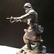 Load image into Gallery viewer, WWII 6th Army Stalingrad Soldier Unpainted Resin Figure 1/16 Scale Unassembled Model