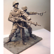 Load image into Gallery viewer, 2 pcs WWII Eastern War German soldier Unpainted Resin Figure 1/16 Scale Unassembled Model