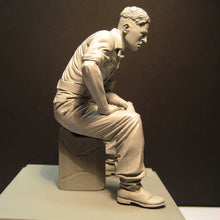 Load image into Gallery viewer, French Soldier Sitting Unpainted Resin Figure 1/16 Scale Unassembled Model