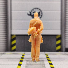 Load image into Gallery viewer, Man Giving Woman Flowers Miniature Unpainted Figure 1/64 1/50 1/43 1/35 1/24 1/18 Scale Model Scene Layout Accessories Diorama Supplies