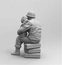 Load image into Gallery viewer, WWII US Army Soldier Holding Girl Unpainted Resin Figure 1/16 Scale Unassembled Model