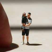 Load image into Gallery viewer, Miniature Father with Daughter Unpainted Figure 1/87 1/72 1/64 1/43 Scale Model for Dioramas and Scenery Layouts