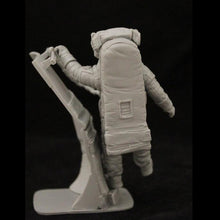 Load image into Gallery viewer, Astronaut Space Man with Scene Unpainted Resin Figure 1/24 Scale DIY Model Kit Unassembled Miniature for Hobbyists