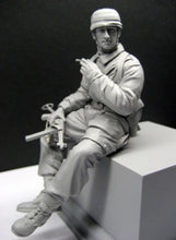Load image into Gallery viewer, WWII Tank Soldier Smoking Unpainted Resin Figure 1/16 Scale Unassembled Model