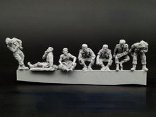 Load image into Gallery viewer, WWII British Army Medics Wounded Soldiers 22 People Miniature Unpainted Resin Figure 1/72 Scale Unassembled Model