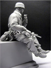 Load image into Gallery viewer, WWII Tank Soldier Smoking Unpainted Resin Figure 1/16 Scale Unassembled Model