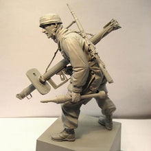 Load image into Gallery viewer, WWII Normandy War Anti-Tank Rocket Launcher Soldier Unpainted Resin Figure 1/16 Scale Unassembled Model