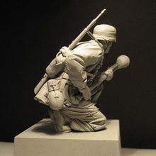 Load image into Gallery viewer, WWII Normandy War Bazooka Soldier Unpainted Resin Figure 1/16 Scale Unassembled Model