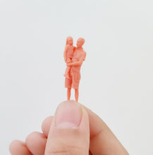 Load image into Gallery viewer, Miniature Father with Daughter Unpainted Figure 1/87 1/72 1/64 1/43 Scale Model for Dioramas and Scenery Layouts
