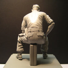 Load image into Gallery viewer, French Soldier Sitting Unpainted Resin Figure 1/16 Scale Unassembled Model