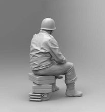 Load image into Gallery viewer, WWII US Army Soldier Holding Girl Unpainted Resin Figure 1/16 Scale Unassembled Model