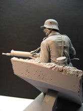 Load image into Gallery viewer, WWII Soldier 29th Division Infantry with Scene Unpainted Resin Figure 1/16 Scale Unassembled Model