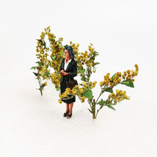Load image into Gallery viewer, 5pcs Miniature Flowering Plants for HO Scale Diorama, Dollhouse, Terrarium Craft Supplies