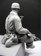Load image into Gallery viewer, WWII Tank Soldier Smoking Unpainted Resin Figure 1/16 Scale Unassembled Model