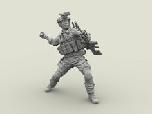 Load image into Gallery viewer, U.S. NAVY SEAL SCAR Mk.20 Sniper Soldier Throwing M18 Grenade Unpainted Resin Figure 1/16 Scale Unassembled Model