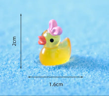 Load image into Gallery viewer, 30pcs Mixed Luminous Mini Yellow Ducks, Glow-in-the-Dark Resin Duck Figurines, Fairy Garden Miniatures, DIY Aquarium, Dollhouse Decor