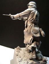Load image into Gallery viewer, WWII 6th Army Stalingrad Soldier Unpainted Resin Figure 1/16 Scale Unassembled Model