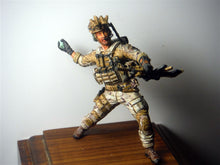 Load image into Gallery viewer, U.S. NAVY SEAL SCAR Mk.20 Sniper Soldier Throwing M18 Grenade Unpainted Resin Figure 1/16 Scale Unassembled Model