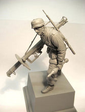Load image into Gallery viewer, WWII Normandy War Anti-Tank Rocket Launcher Soldier Unpainted Resin Figure 1/16 Scale Unassembled Model