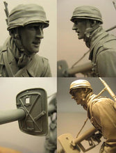 Load image into Gallery viewer, WWII Normandy War Anti-Tank Rocket Launcher Soldier Unpainted Resin Figure 1/16 Scale Unassembled Model