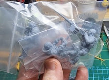 Load image into Gallery viewer, U.S. Army Terrain Vehicle Soldier 3 People Unpainted Resin Figure 38mm 50mm Unassembled Model