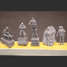 Load image into Gallery viewer, WWII German Army Doctor Injured Soldiers 5 People Miniature Unpainted Resin Figure 1/72 Scale Unassembled Model