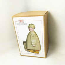 Load image into Gallery viewer, MS472 Vintage Traveller Suitcase Man Retro Clockwork Wind Up Tin Toy Collectible