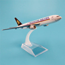 Load image into Gallery viewer, Singapore Airlines Boeing 777 Airplane 16cm Diecast Plane Model