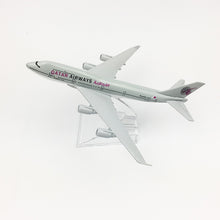 Load image into Gallery viewer, Qatar Airways Boeing 747 Airplane 16cm Diecast Plane Model