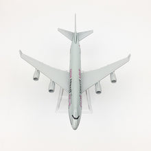 Load image into Gallery viewer, Qatar Airways Boeing 747 Airplane 16cm Diecast Plane Model