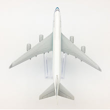 Load image into Gallery viewer, Cathay Pacific Airways Boeing 747 Airplane 16cm Diecast Plane Model