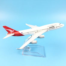 Load image into Gallery viewer, Qantas Airways Australia Airlines Boeing 747 Airplane 16cm Diecast Plane Model