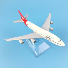 Load image into Gallery viewer, Qantas Airways Australia Airlines Boeing 747 Airplane 16cm Diecast Plane Model