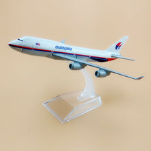Load image into Gallery viewer, Malaysia Airlines Boeing 747 Airplane 16cm Diecast Plane Model